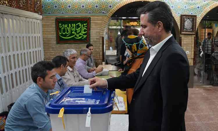 دکتر شیخان رای خود را در مسجد بلال صدا و سیما به صندوق انداخت 