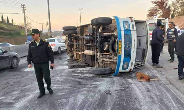 واژگونی مینی‌بوس حامل دانش‌آموزان در زنجان