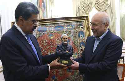 هدیه خانواده شهید سلیمانی برای رئیس جمهور ونزوئلا