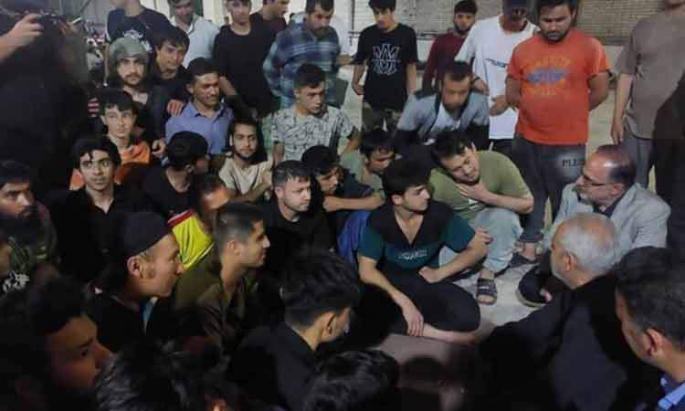 دیدار سرپرست سفارت ایران با اتباع افغان در حال بازگشت از کشور