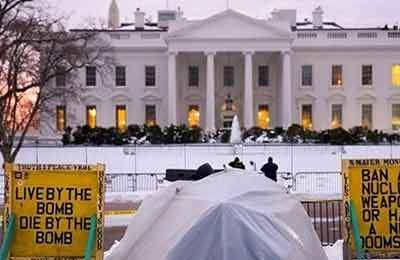 جمع‌آوری چادرهای معترضان به سلاح‌های هسته‌ای آمریکا پس از ۴۴ سال
