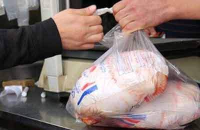 عارف: با گران‌فروشی یا احتکار مرغ حتماً برخورد می‌کنیم